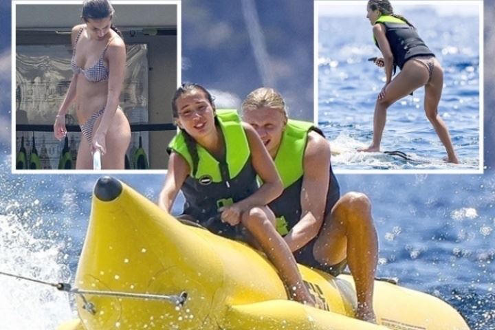 大香蕉🍌哈兰德与女友海滩浪漫度假,同乘香蕉船海上冲浪🚤