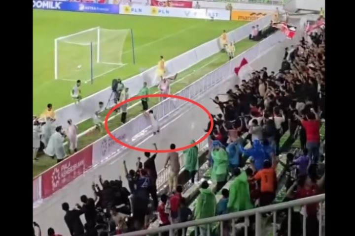 看着吓人!印尼U17球员进球后越过护栏庆祝,掉入缓冲区 并无大碍
