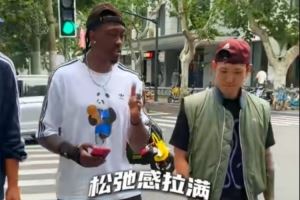 松弛感!杰伦威与说唱歌手GALI上海街头Citywalk 遇球迷亲切互动