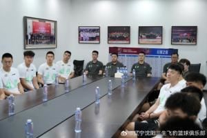 辽宁沈阳三生飞豹篮球俱乐部:组织教练组和全体球员观看阅兵直播