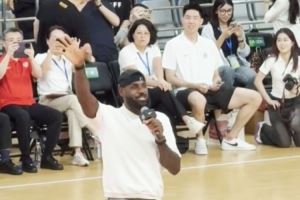 也来追星?詹密?朱俊龙现身上海交大 观看詹姆斯中国行活动