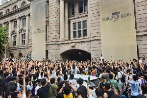 万人空巷再现!詹姆斯中国行外滩活动现场门口已聚集无数球迷