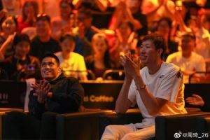 周琦社媒晒照:第一次现场看🏓男双3-0轻松加愉快!