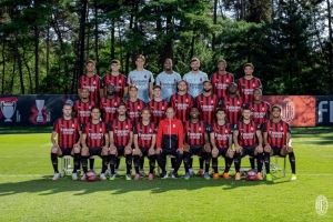 米兰25/26赛季全家福:阿莱格里C位,莫德里奇坐在其身旁