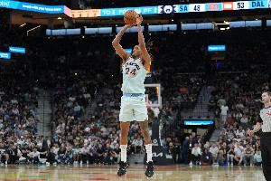 稳定发挥!瓦塞尔半场8中3拿到8分6篮板2助攻 正负值+9
