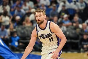 犯规挺多!小萨上半场9投3中拿到8分4板3助 被吹4次犯规
