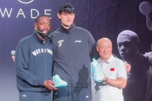 排面拉满!李宁先生和韦德一起为曾凡博送上双签的韦德之道12战靴