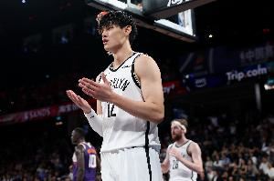 曾凡博未获得出场机会!媒体人:比赛很精彩 但还是不那么对味