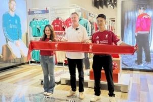 扩展市场!利物浦在深圳开店,名宿麦克马纳曼到场参加活动