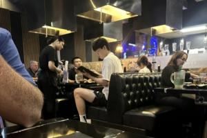  杨瀚森与女友外出就餐&翻译哥坐对面 网友打趣：千万瓦电灯泡😂