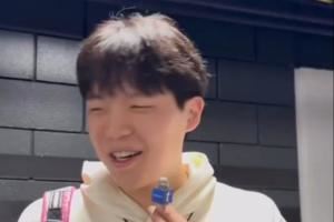  杨瀚森问记者：今天吃的什么？记者：咖啡！小杨：那是drink🤣