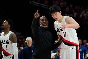 比卢普斯:孩子们被杨瀚森的体型震撼 也喜欢他自然的互动方式