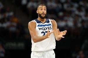  戈贝尔：通过团队的努力去争夺我的第五座DPOY 这是我的心态