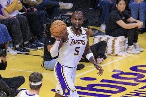  本性难移！艾顿畏首畏尾毫无存在感 罚球2中0&0助4失误&仅10分6板