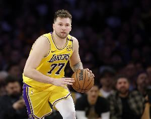  东契奇揭幕战砍40+两双&球队却以10+分差输球 NBA历史首人
